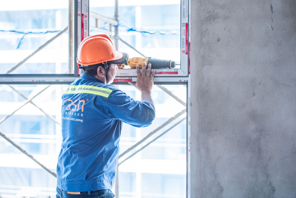 Block Ruby và Opal - Thi công gắn khung, kính cửa nhôm mặt ngoài tầng 25