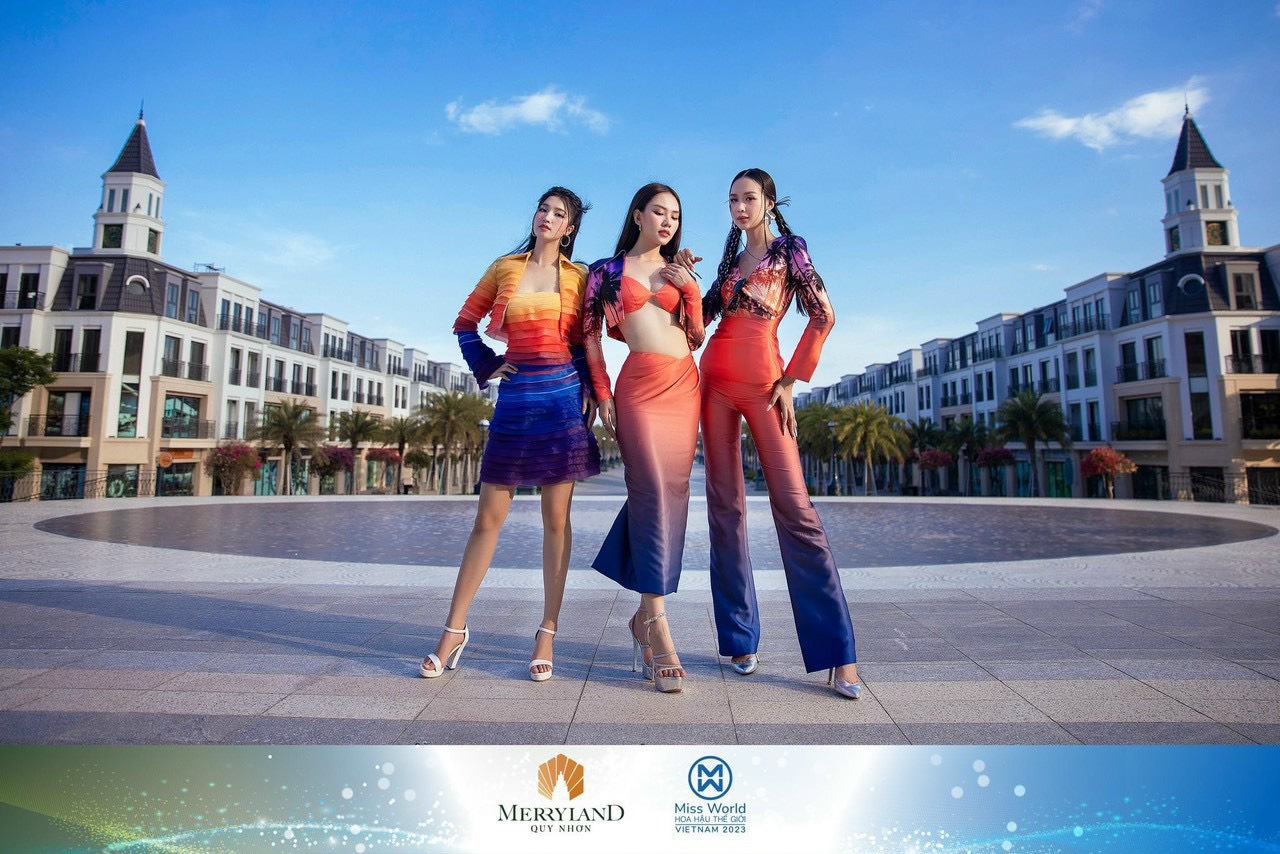 3 mỹ nhân Miss World Vietnam 2022: Mai Phương, Bảo Ngọc, Phương Nhi tươi vui thả dáng bên bờ biển cát trắng sóng êm. Đến MerryLand Quy Nhơn, 3 cô nàng đều mê đắm trước bức tranh thiên nhiên tuyệt mỹ nơi miền bán đảo kỳ quan