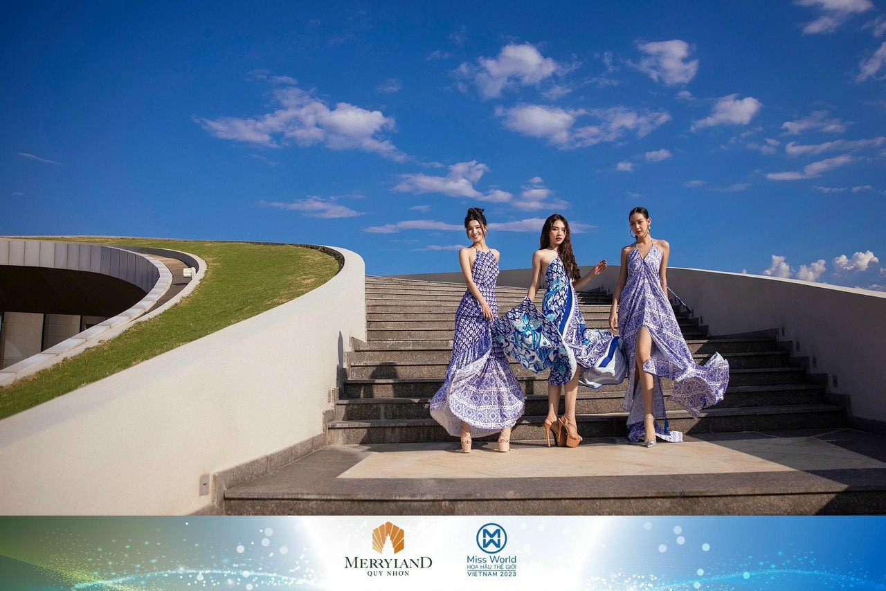 3 mỹ nhân Miss World Vietnam 2022: Mai Phương, Bảo Ngọc, Phương Nhi tươi vui thả dáng bên bờ biển cát trắng sóng êm. Đến MerryLand Quy Nhơn, 3 cô nàng đều mê đắm trước bức tranh thiên nhiên tuyệt mỹ nơi miền bán đảo kỳ quan