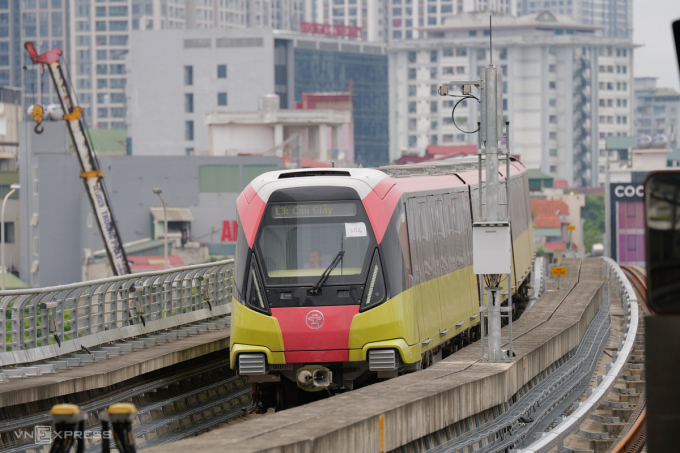 Tàu tuyến metro Nhổn - ga Hà Nội chạy thử nghiệm trên đường ray hồi cuối tháng 8